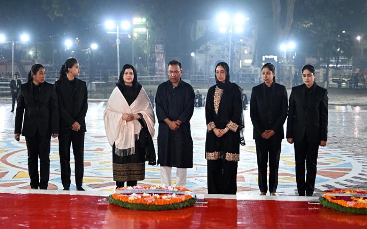 শহীদ মিনারে জিয়া পরিবারের সদস্যদের শ্রদ্ধা নিবেদন